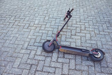Bir duvarın arka planında elektrikli scooter