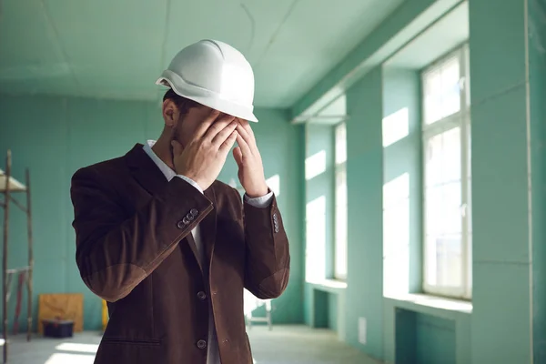 Foreman builder covered his face the problem of stress in the work on the construction site — Stock Photo, Image