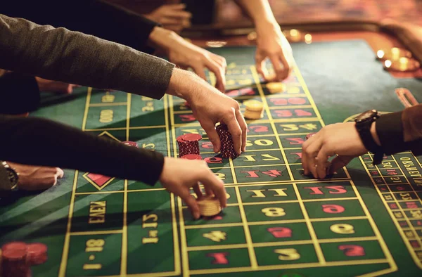 Scommesse sul gioco d'azzardo. Tavolo da roulette. Casino . — Foto Stock