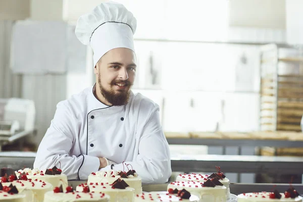 Pastelero sonriendo en una pastelería — Foto de Stock