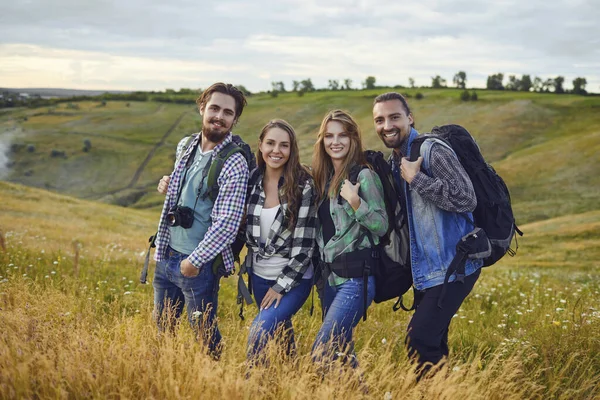 Amigos viajantes sorrindo na viagem de acampamento — Fotografia de Stock