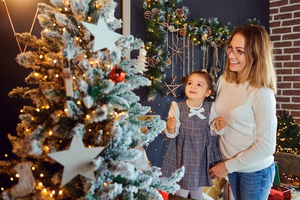 Anne ve kızı Noel ağacı süslemeleri. — Stok fotoğraf