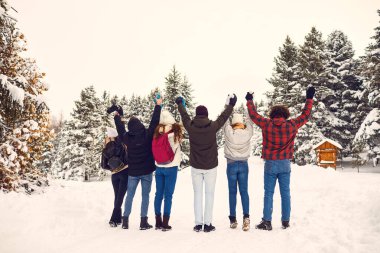 Dikiz aynası. İnsanlar kışın parkta ellerini kaldırdılar..