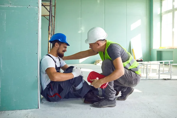 Incidente sul lavoratore edile con un operaio edile . — Foto Stock