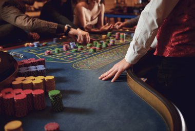 Kumarhanede rulet pokerinde kumar oynayan insanlar.