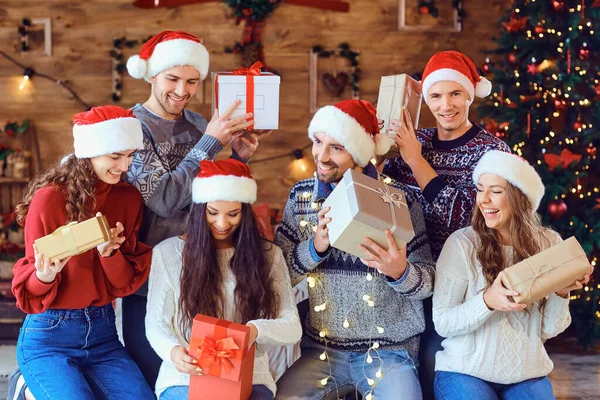 Os amigos felizes dão presentes no Natal . — Fotografia de Stock