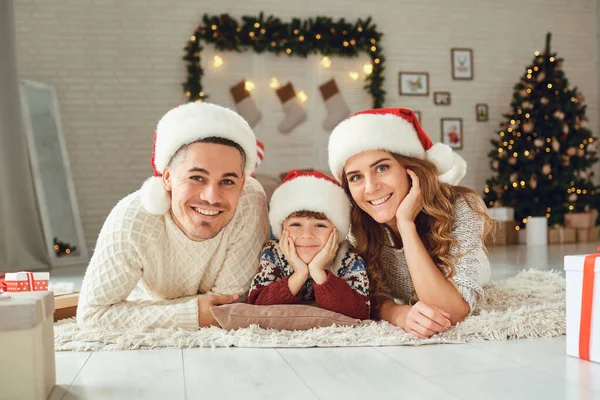 Los padres con su hijo en una habitación en Navidad — Foto de Stock