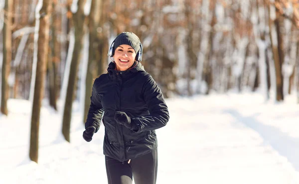 Girl jogging in the snow on the nature in winter — Stock Photo, Image