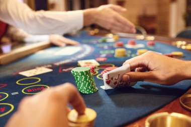 Kumarhanede kumarhane pokeri oynanır..
