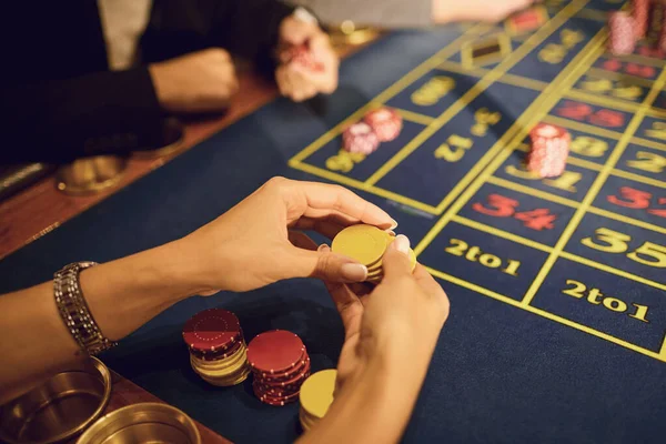 Les gens jouent au poker sur une table dans un casino . — Photo