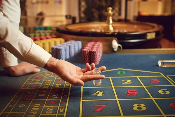 Croupier Hand zeigt auf eine gewinnende Kombination beim Roulette in einem Casino. — Stockfoto