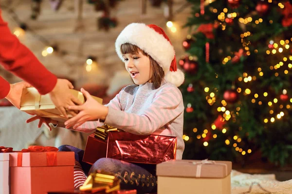 Kız çocuğu Noel 'de hediye alır. — Stok fotoğraf