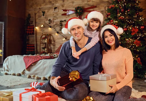 Famille avec des cadeaux dans la chambre pour Noël — Photo