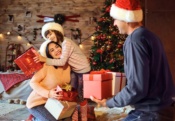 Een gelukkig gezin omarmt in een kamer voor Kerstmis — Stockfoto