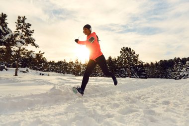 Kız kışın doğada koşar..