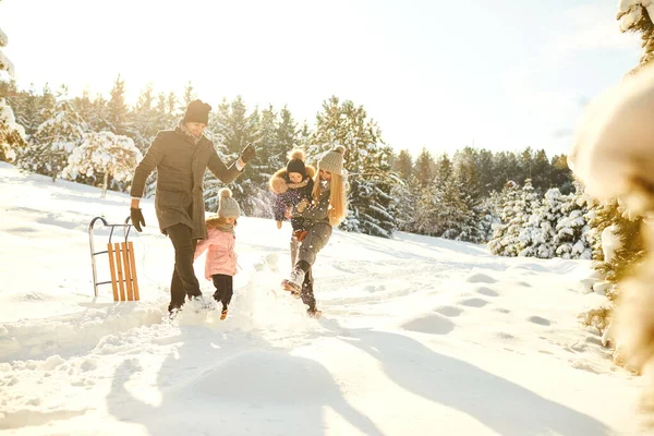 Casal brincalhão com crianças em florestas de inverno — Fotografia de Stock