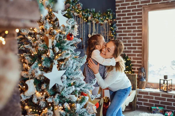 Anne ve kızı Noel ağacında sarılıyor.. — Stok fotoğraf