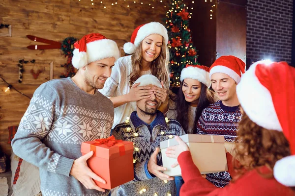 Amigos com presentes celebrando o Natal . — Fotografia de Stock