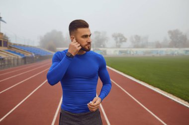 Sisin içinde sabah stadyumda duran sakallı sporcu çocuk..