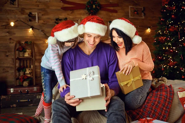 행복 한 가족 이 크리스마스에 집에서 선물을 주고 — 스톡 사진