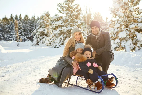 Famille souriant en hiver dans un parc — Photo