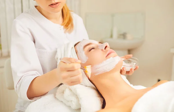 Beautiful girl having mask procedure in spa beauty salon. — Stock Photo, Image