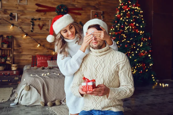 Ehepaar beschenkt Zimmer mit Weihnachtsbaum. — Stockfoto