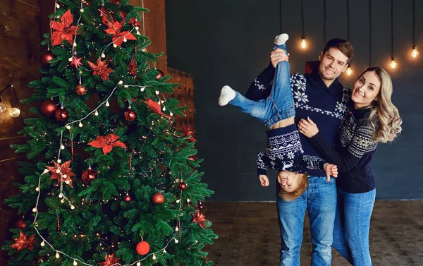 Lustige Familie lacht in einem Raum mit Weihnachtsbaum. — Stockfoto