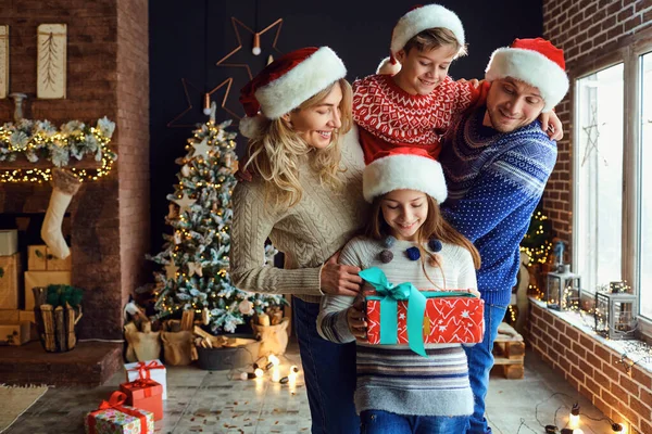 Aile Noel 'de eve hediyeler verir.. — Stok fotoğraf