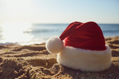 Deniz kıyısında Noel Baba şapkası.