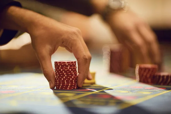 Um jogador joga roleta em um cassino . — Fotografia de Stock