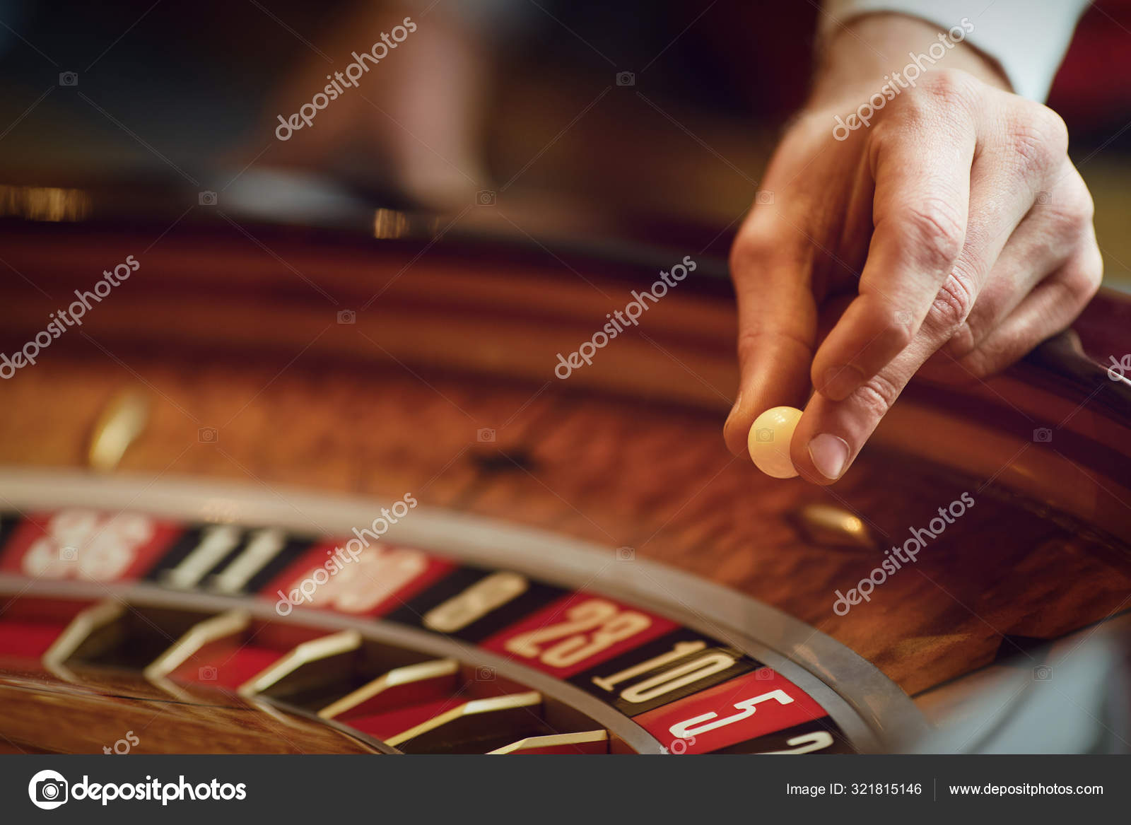 カジノのルーレットの井戸の上のクワイパーの手. — ストック写真 © lacheev #321815146