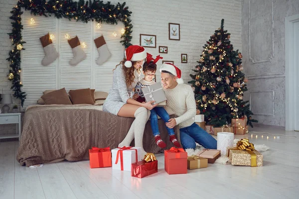 Pais com filho caixa de presente aberta no Natal — Fotografia de Stock