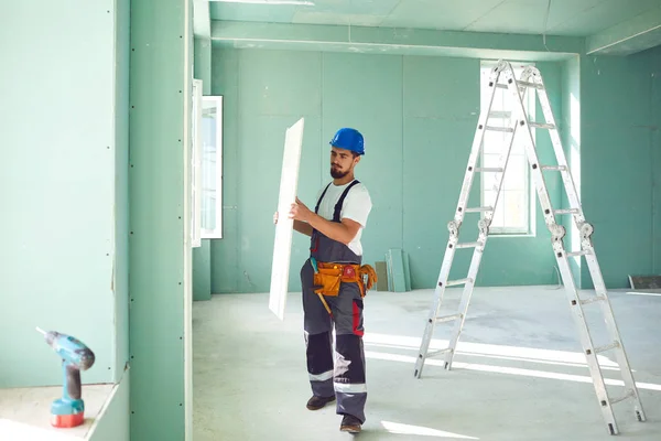 建筑工人在建筑物上安装石膏板干墙 — 图库照片