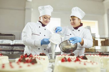 Fırında elinde pasta pasta ile Şekerlemeci.
