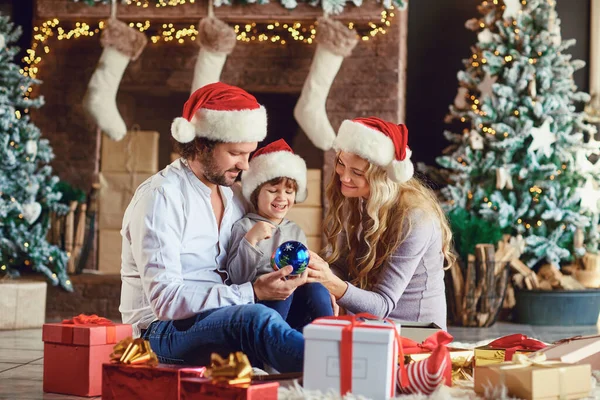 Família feliz com presentes no quarto no Natal — Fotografia de Stock