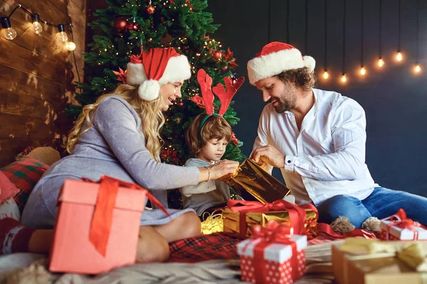 Family giving gifts to the house in Christmas — Stock Photo, Image