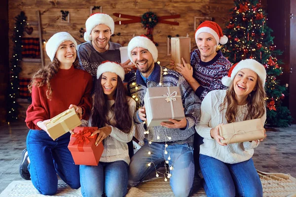 Os amigos felizes dão presentes no Natal . — Fotografia de Stock