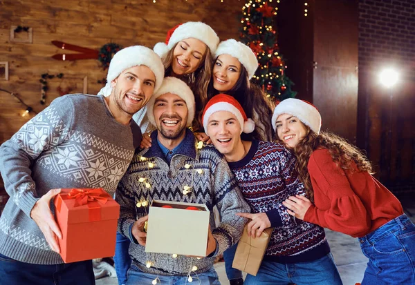 Amigos com presentes celebrando o Natal . — Fotografia de Stock