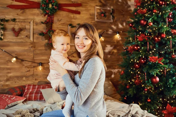 Moeder met de baby in de kamer in Kerstmis. — Stockfoto