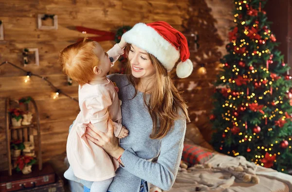 Moeder met baby in de kamer in Kerstmis. — Stockfoto