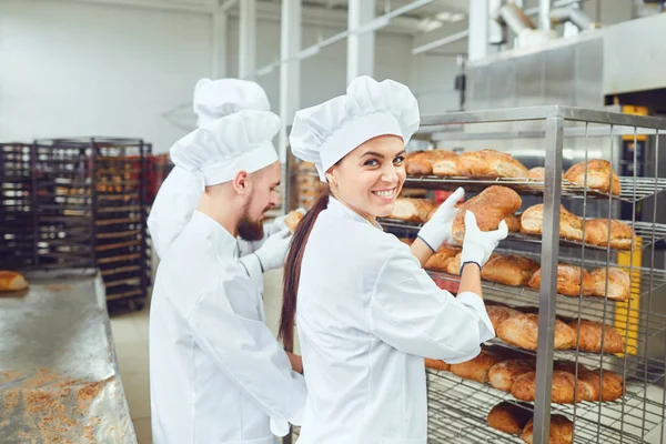 Colegas sonrientes trabajando en la fabricación de panaderías — Foto de Stock