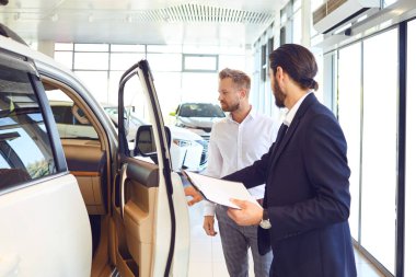 Alıcıya bayilik araba satan profesyonel satıcılar