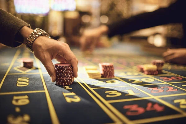 Een speler speelt roulette in een casino. — Stockfoto