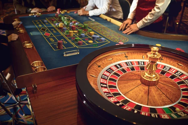 Gente jugando al póquer de ruleta en un casino . — Foto de Stock