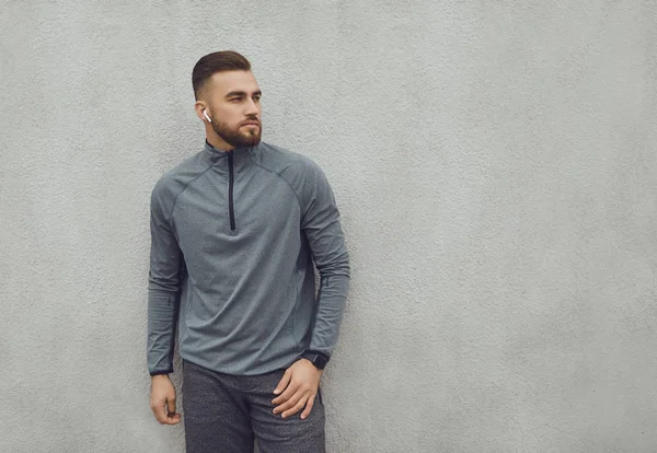 Skägg kille i sportkläder på grå bakgrund. — Stockfoto