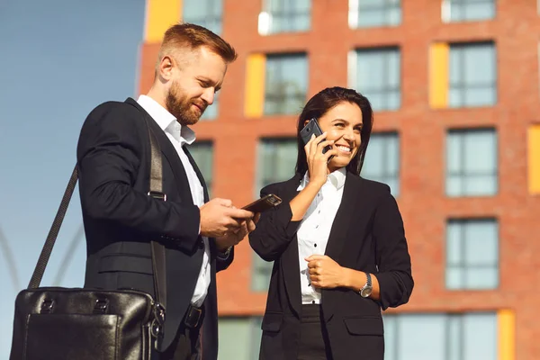 Biznesmen i bizneswoman rozmawiają przez telefon. — Zdjęcie stockowe