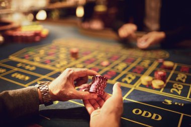 Bir casino bir oyuncunun elinde Chips.