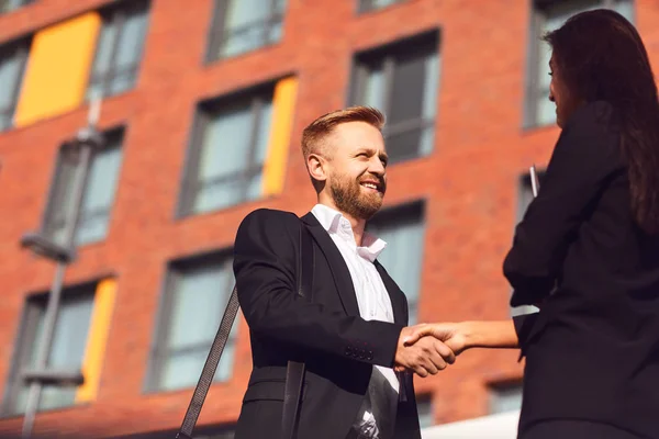 Handdruk zaken. Zakenman en zakenvrouw maken handdrukken — Stockfoto