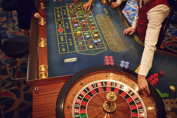 Mensen gokken bij roulette poker in een casino. — Stockfoto